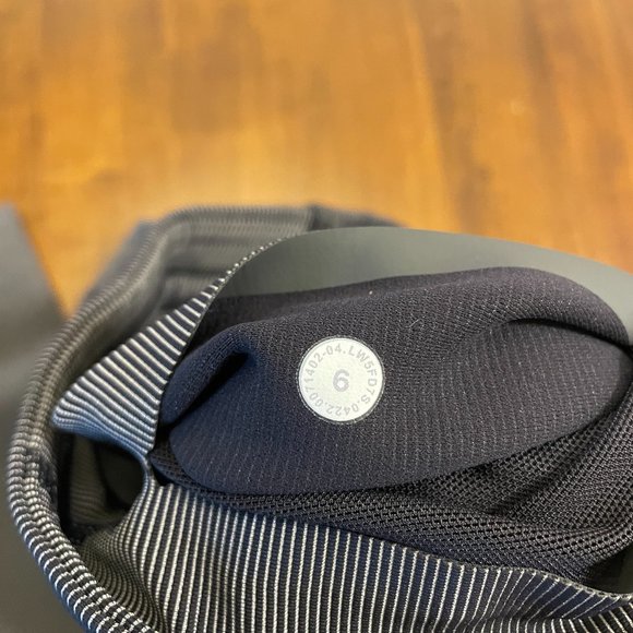 Lululemon Base Pace High-Rise Tight 25" Two-Tone Ribbed in Black / Gull Grey - Picture 8 of 9